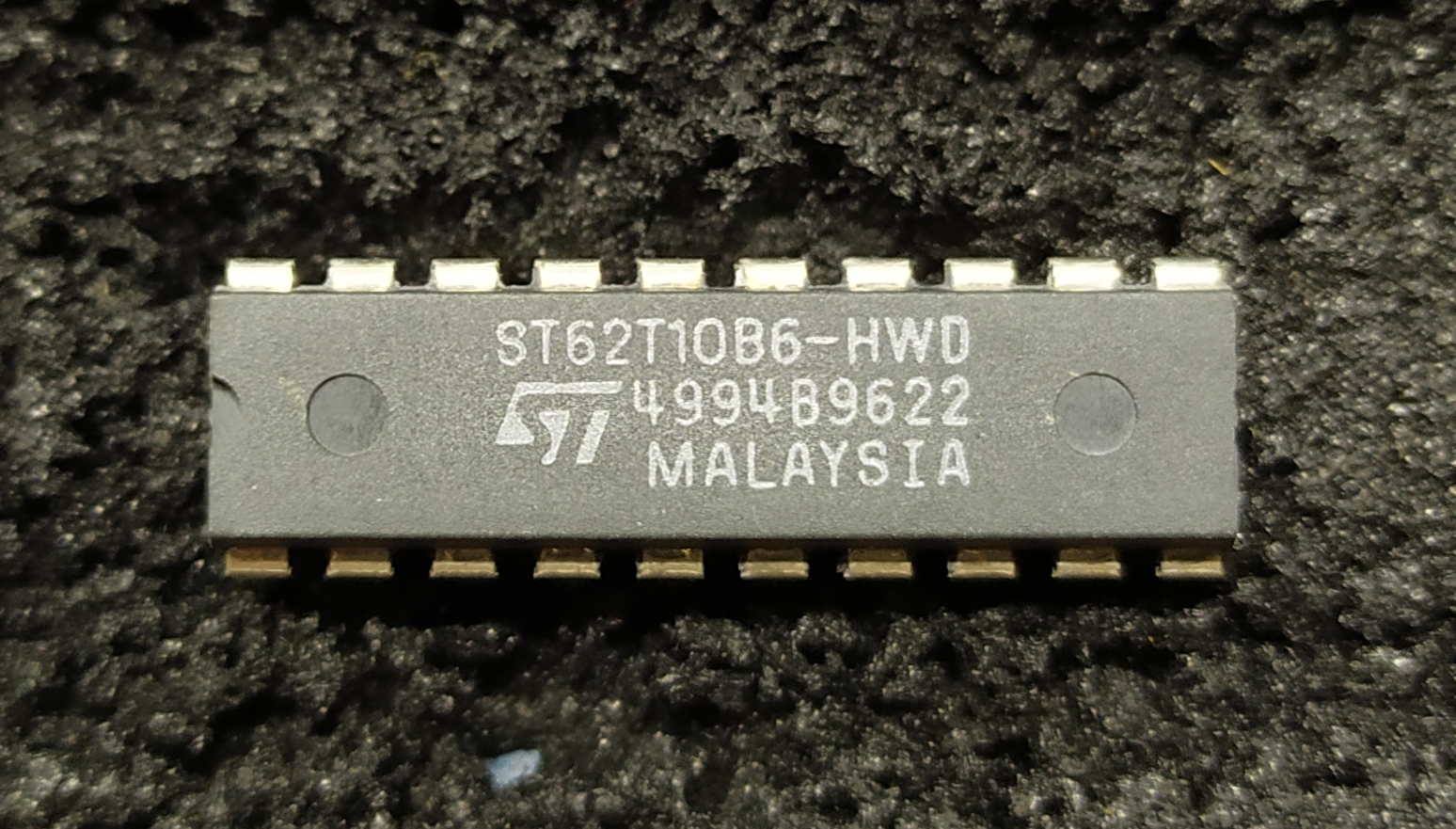 ST62T10B6/HWD PDIP20
